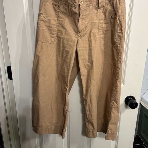 Ralph Lauren Pants - EUC Lauren Ralph Lauren size 6 Tan Cropped Pants. Love the pockets and buttons.